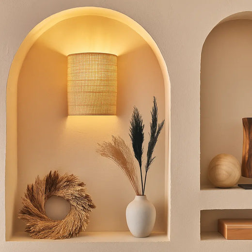 Applique murale en rotin naturel émettant une lumière chaude, design scandinave épuré.