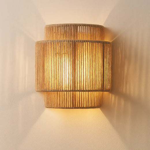 Applique murale cylindrique en rotin tissé, lumière douce, style japonais zen.