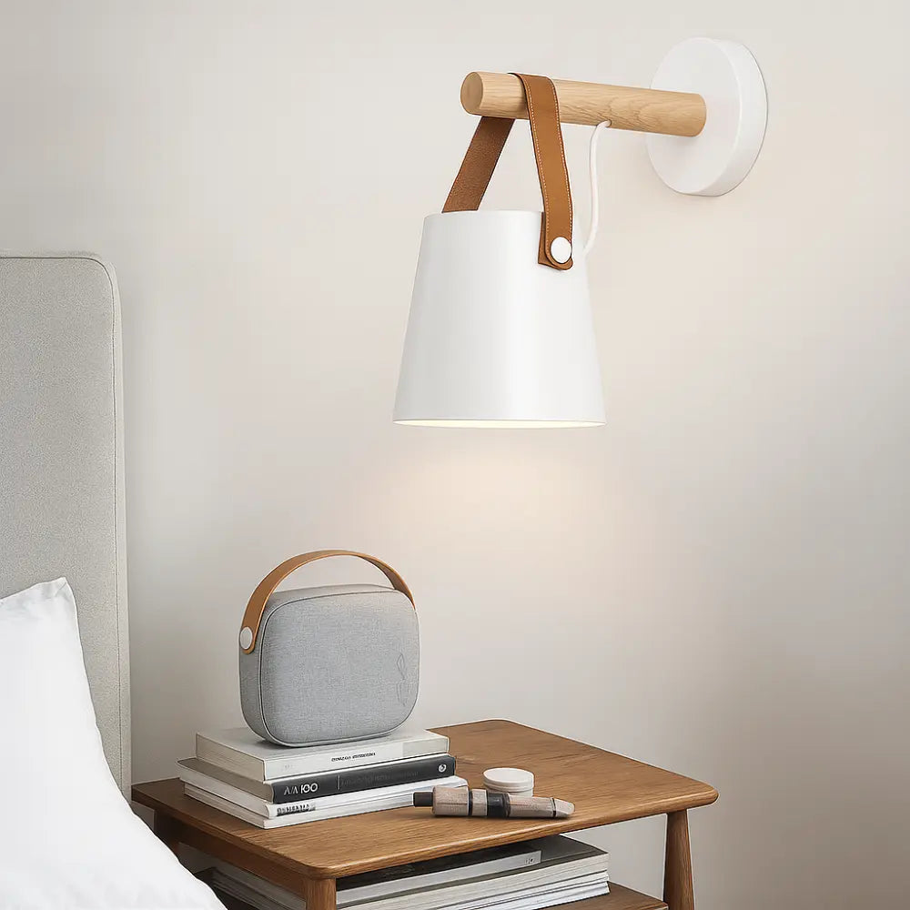 Applique murale scandinave en bois et cuir, lumière douce, élégante pour la chambre.