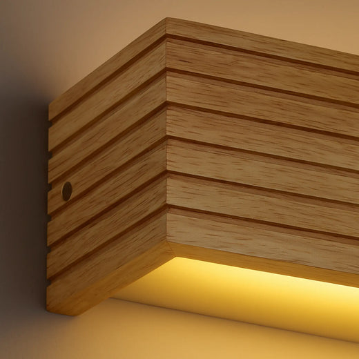 Applique murale rectangulaire en bois massif, lignes horizontales, lumière LED chaude orientée vers le bas.