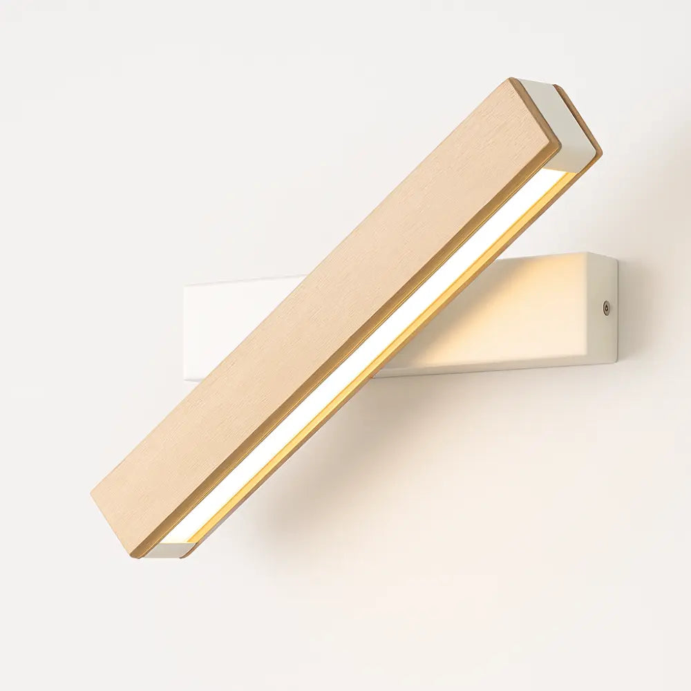 Applique murale bois rectangulaire inclinée, LED chaude, base blanche nordique raffinée.