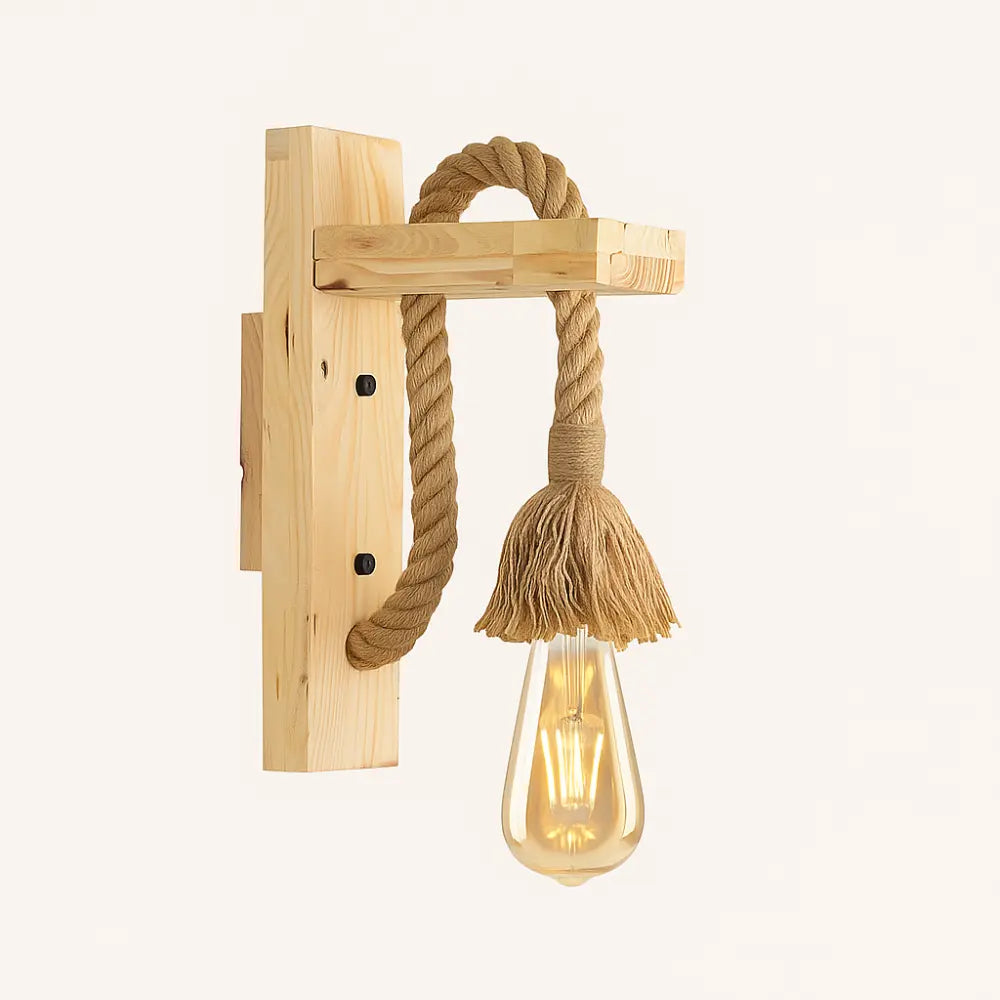 Applique murale rustique en bois, corde naturelle épaisse et ampoule vintage diffusant une lumière chaleureuse.