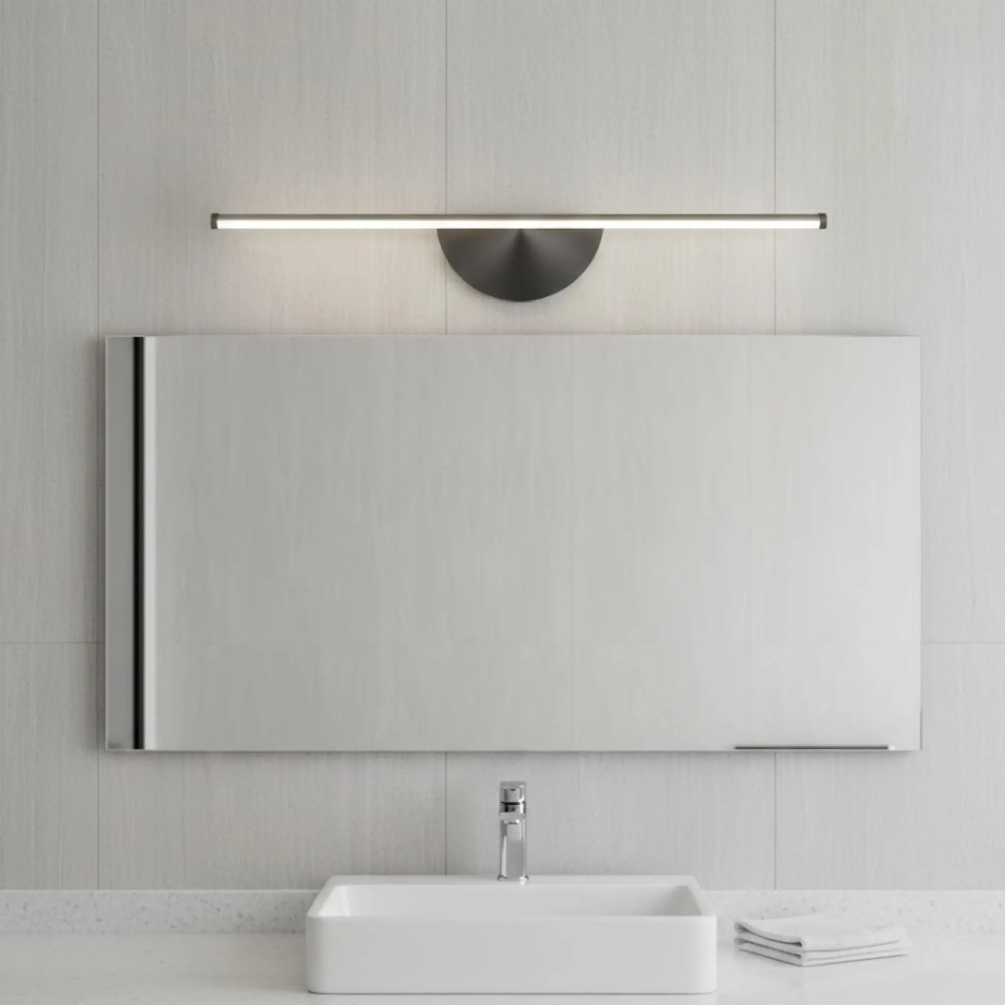 Maison Applique murale bois LED moderne installée au-dessus d'un miroir de salle de bain.