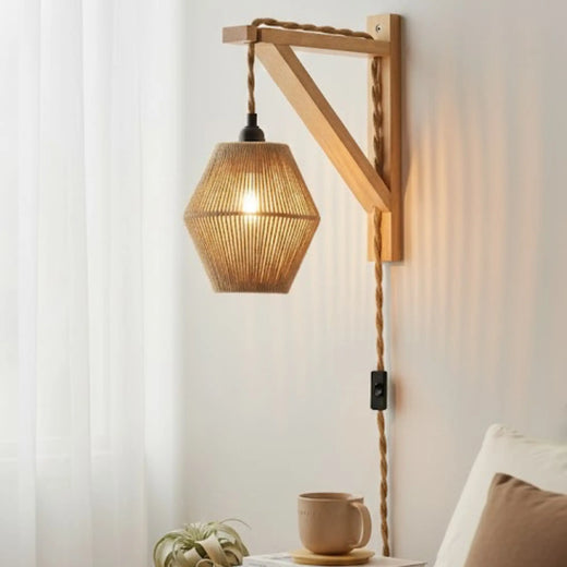 Applique murale en bois rétro, abat-jour tressé, design angulaire élégant contre un mur clair.