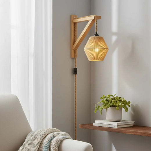 Applique murale bois design rétro avec abat-jour tressé et structure angulaire élégante.