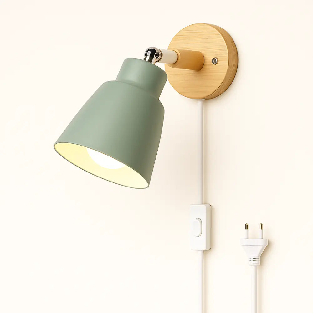 Applique murale bois nordique clair, base en bois, cordon blanc, lumière douce vers le bas.