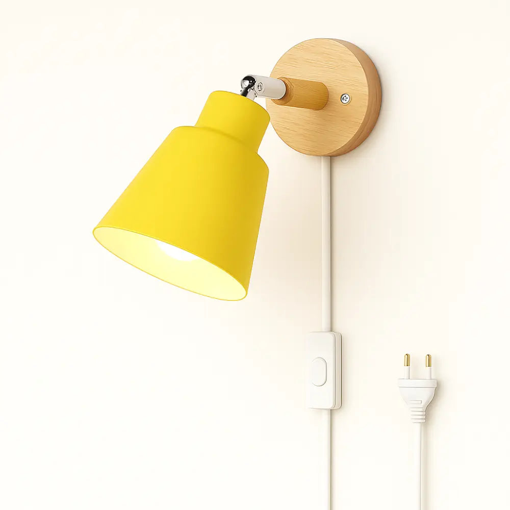 Applique murale en bois clair, style nordique minimaliste, avec interrupteur sur cordon blanc.