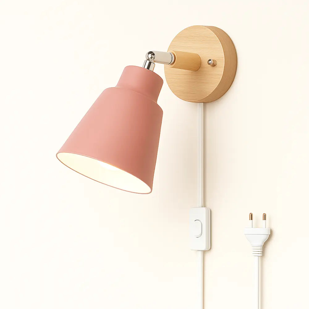 Applique murale nordique en bois clair avec abat-jour rose et cordon blanc, design épuré.
