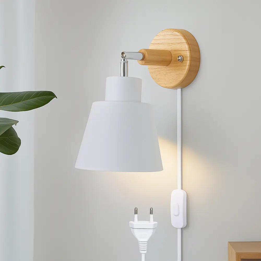 Applique murale nordique en bois clair avec abat-jour blanc, cordon et prise visibles.