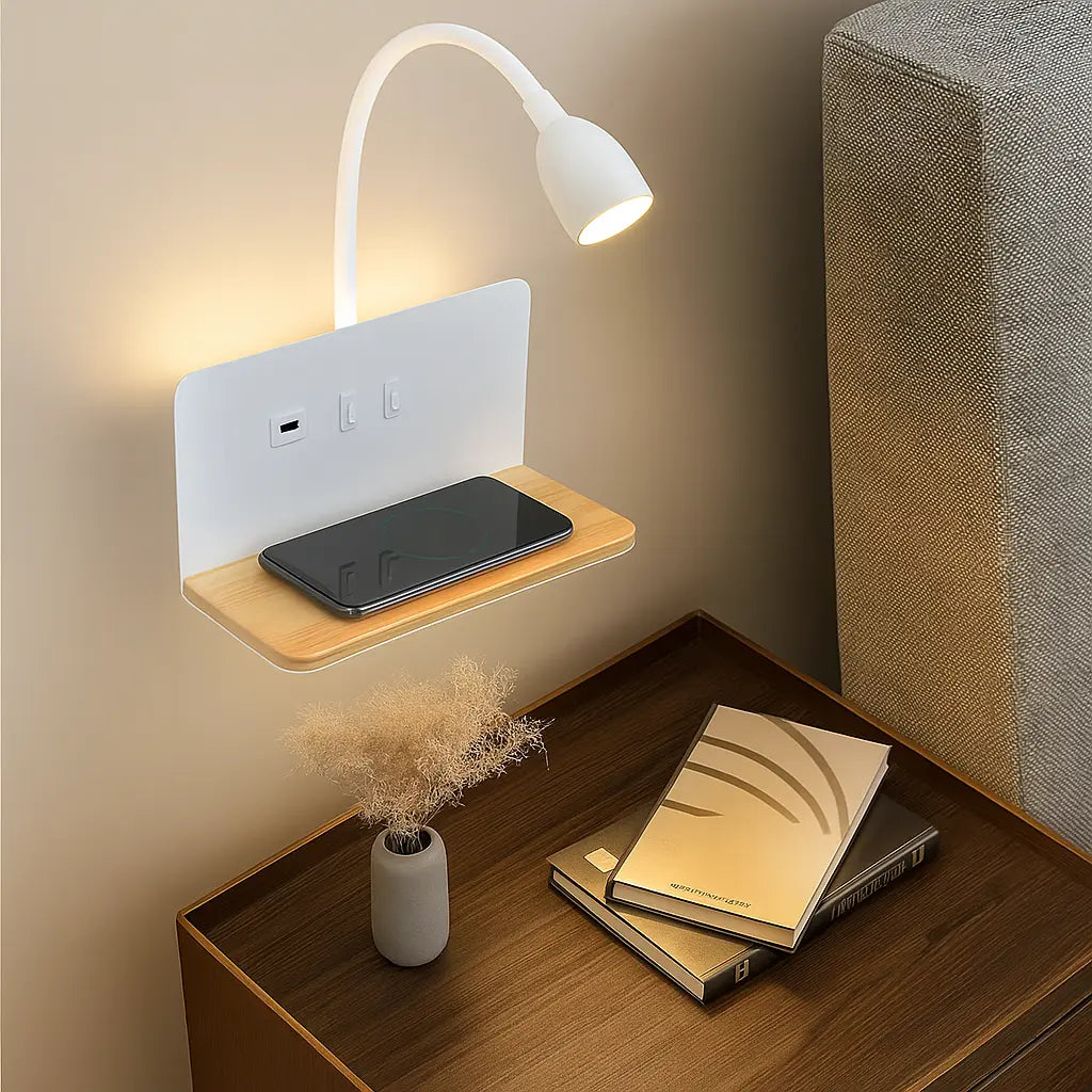 Applique murale bois LED avec liseuse, étagère et port USB intégré pour smartphone.