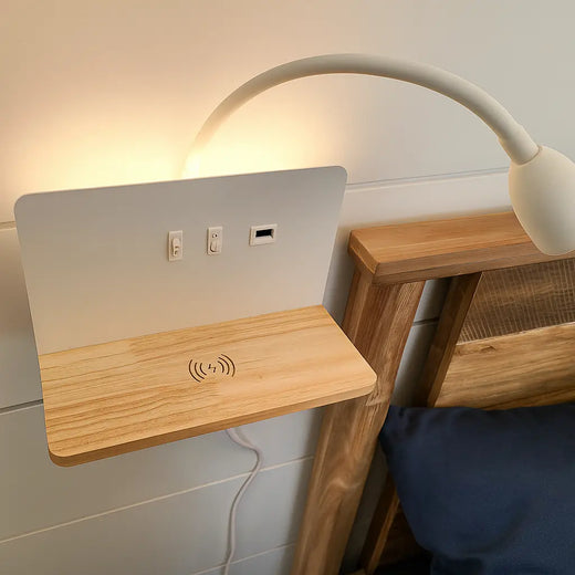 Applique murale en bois moderne avec liseuse LED intégrée, port USB, étagère et doubles interrupteurs.