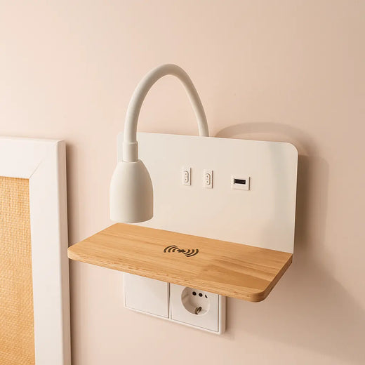 Applique murale bois LED avec liseuse, port USB et étagère intégrée, design épuré.
