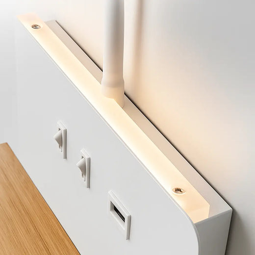 Gros plan sur l'applique murale blanche, liseuse LED, deux interrupteurs et port USB.