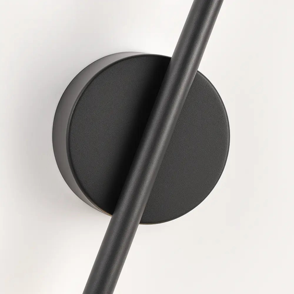 Applique murale LED noire aluminium verticale, design épuré et écologique, style moderne.