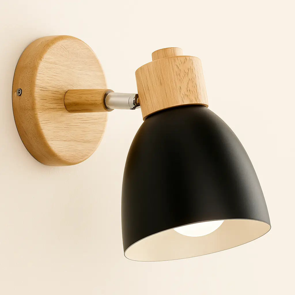 Applique murale en bois naturel avec abat-jour coloré, design nordique chic et épuré.