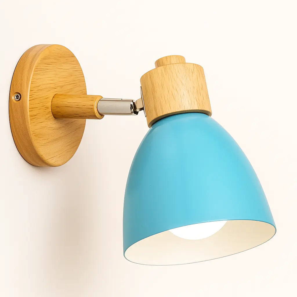 Applique murale nordique, base bois naturel, bras bois, abat-jour métal bleu.