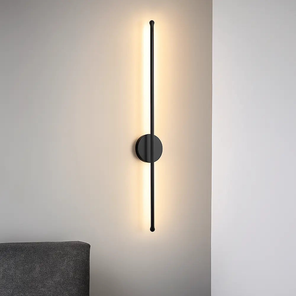 Applique murale LED noire verticale en aluminium, design moderne, lumière chaude élégante.