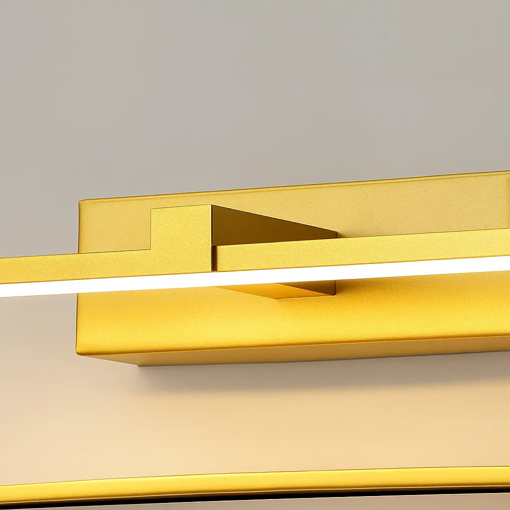 Gros plan sur l'applique murale LED blanche, lignes géométriques modernes, finition aluminium épurée.