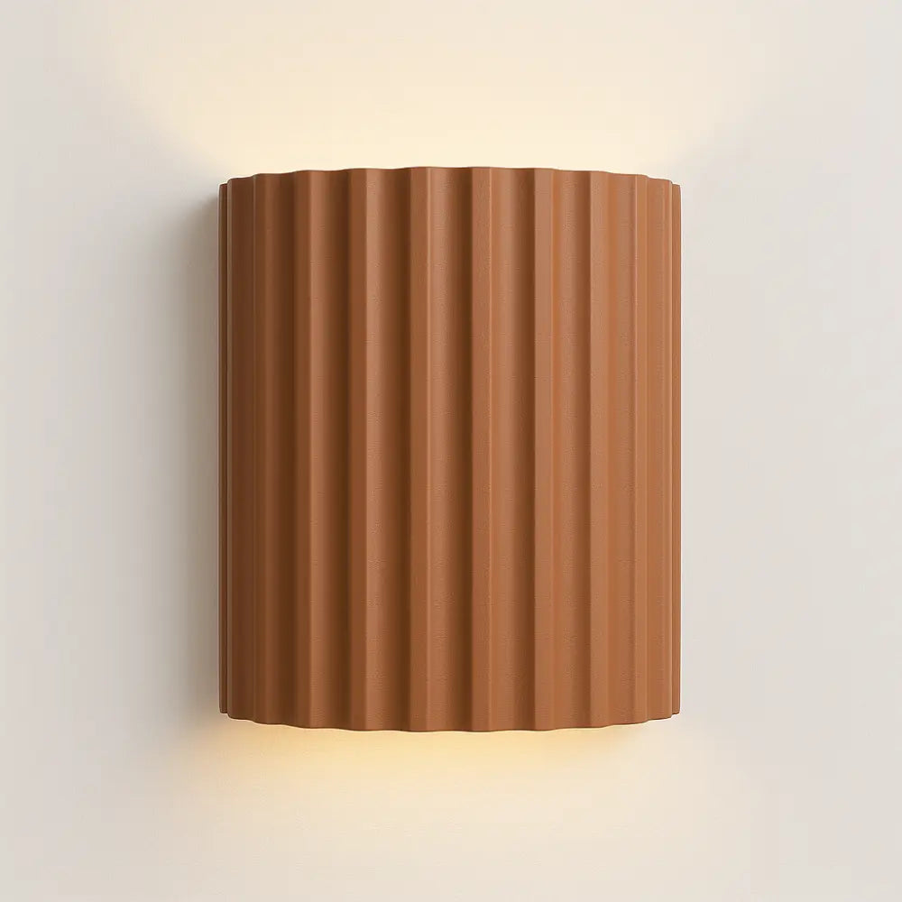 Applique murale demi-cylindre LED en résine rainurée terracotta, lumière douce haut et bas.