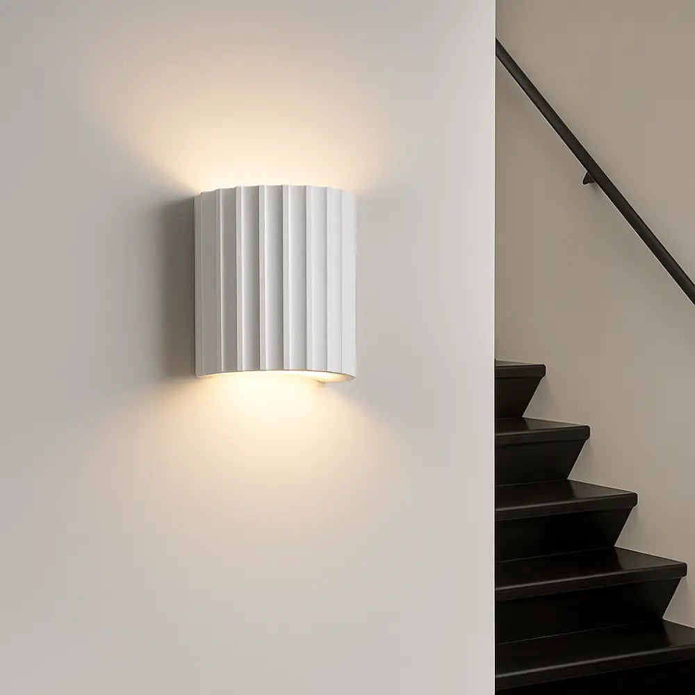 Demi-cylindre LED résine diffuse une lumière chaude indirecte vers le haut et le bas.