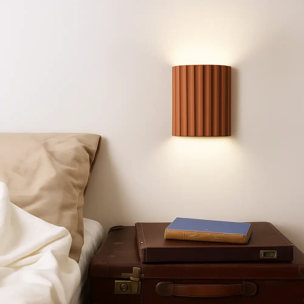 Applique murale demi-cylindre LED, résine nervurée marron, lumière douce et indirecte.