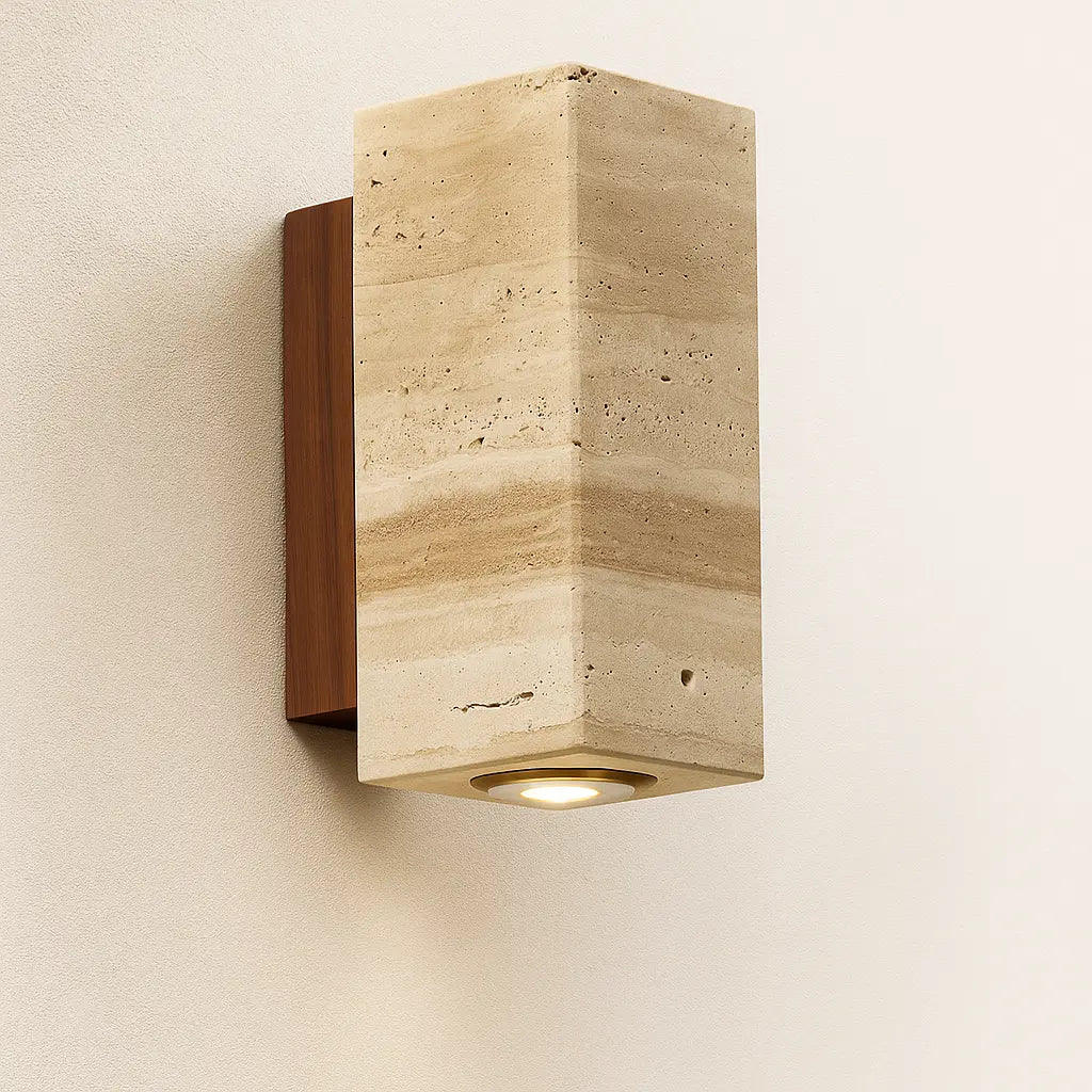 Applique murale ronde en bois, LED intégrée, finition travertin naturel, lumière dirigée vers le bas.