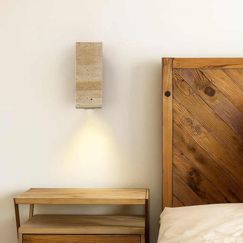 Applique murale en bois ronde, LED intégrée, style épuré, lumière douce sur mur blanc.