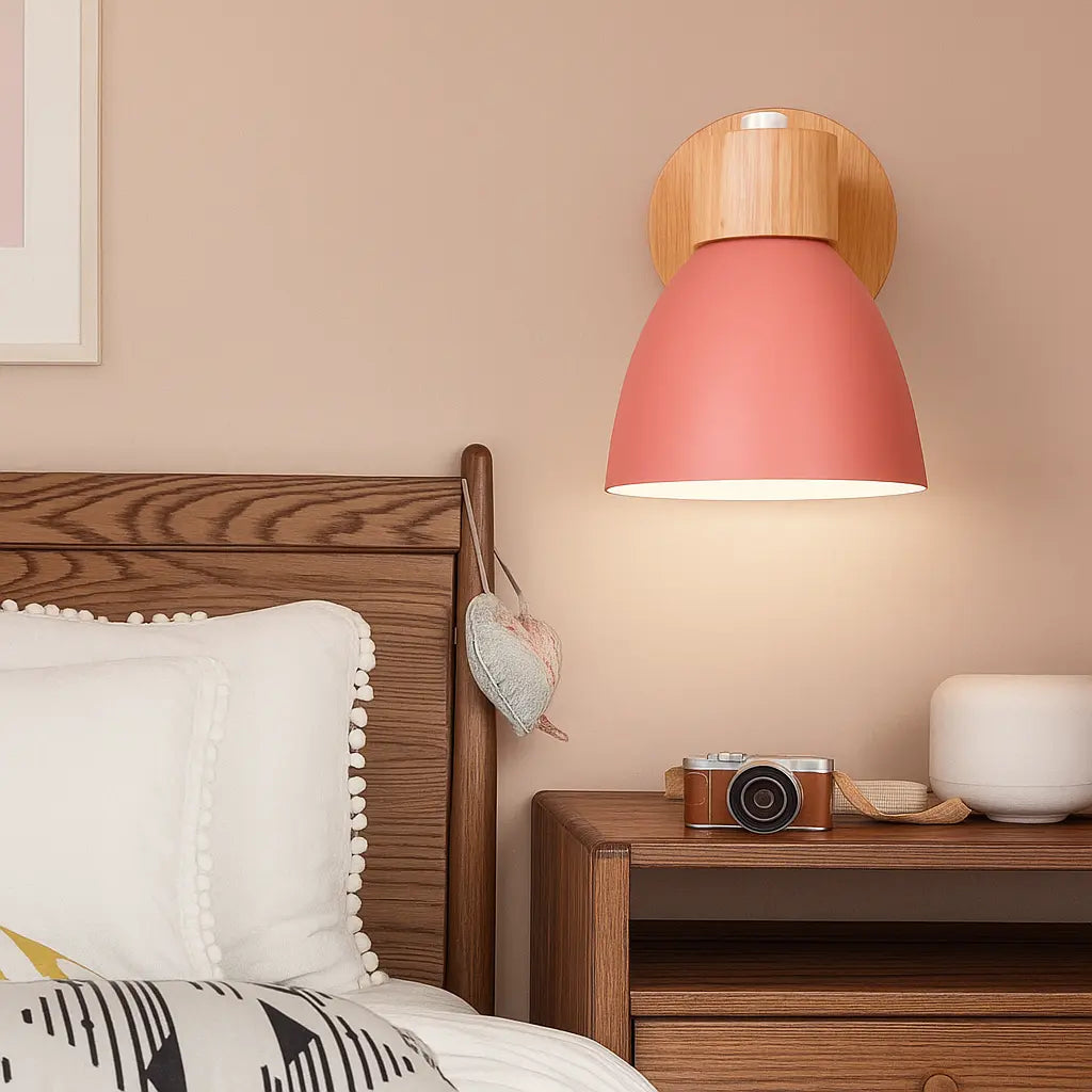 Applique murale bois E27 nordique, socle naturel, abat-jour coloré diffusant une lumière chaleureuse.