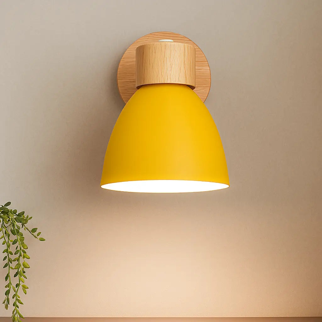Applique murale bois E27, socle naturel et abat-jour jaune style nordique, allumée.