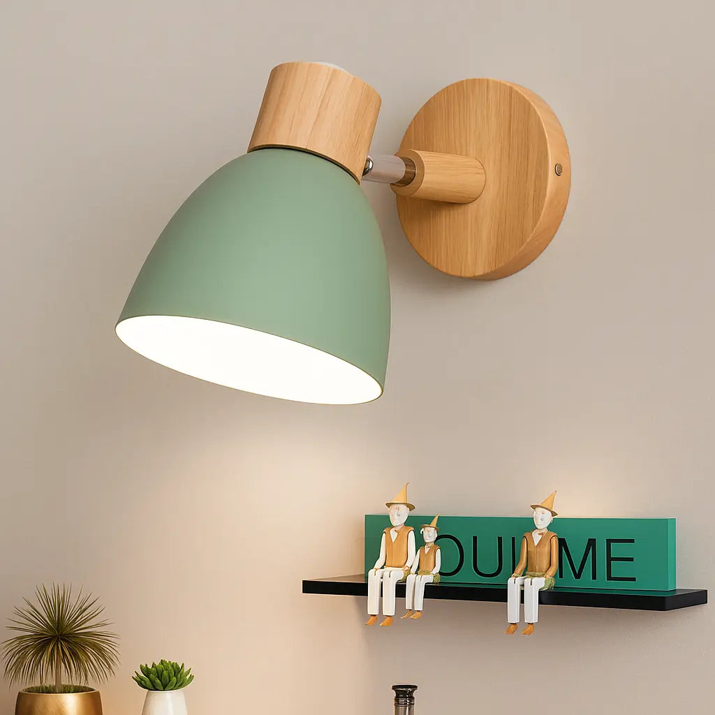 L'applique murale bois E27 style nordique, socle naturel et abat-jour vert coloré.