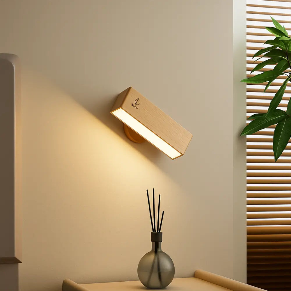 Applique murale LED rectangulaire bois naturel, tactile et rechargeable, diffusion lumière chaude.