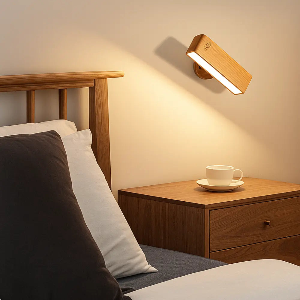 Applique murale bois LED tactile USB diffuse une lumière chaude et moderne.