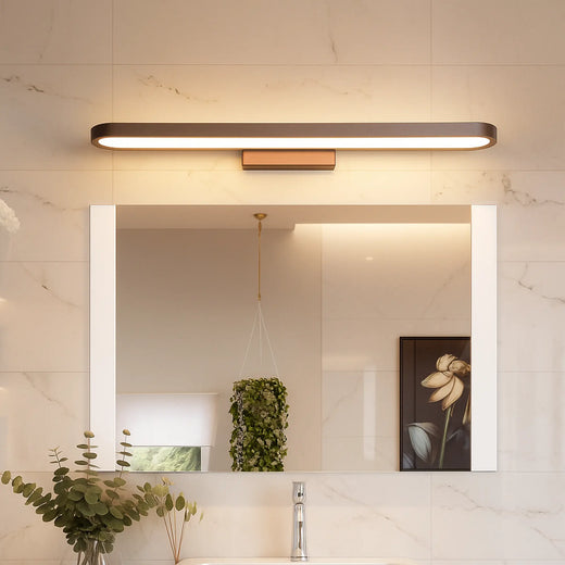 Applique murale bois moderne à LED intégrée fixée au-dessus d'un miroir rectangulaire.