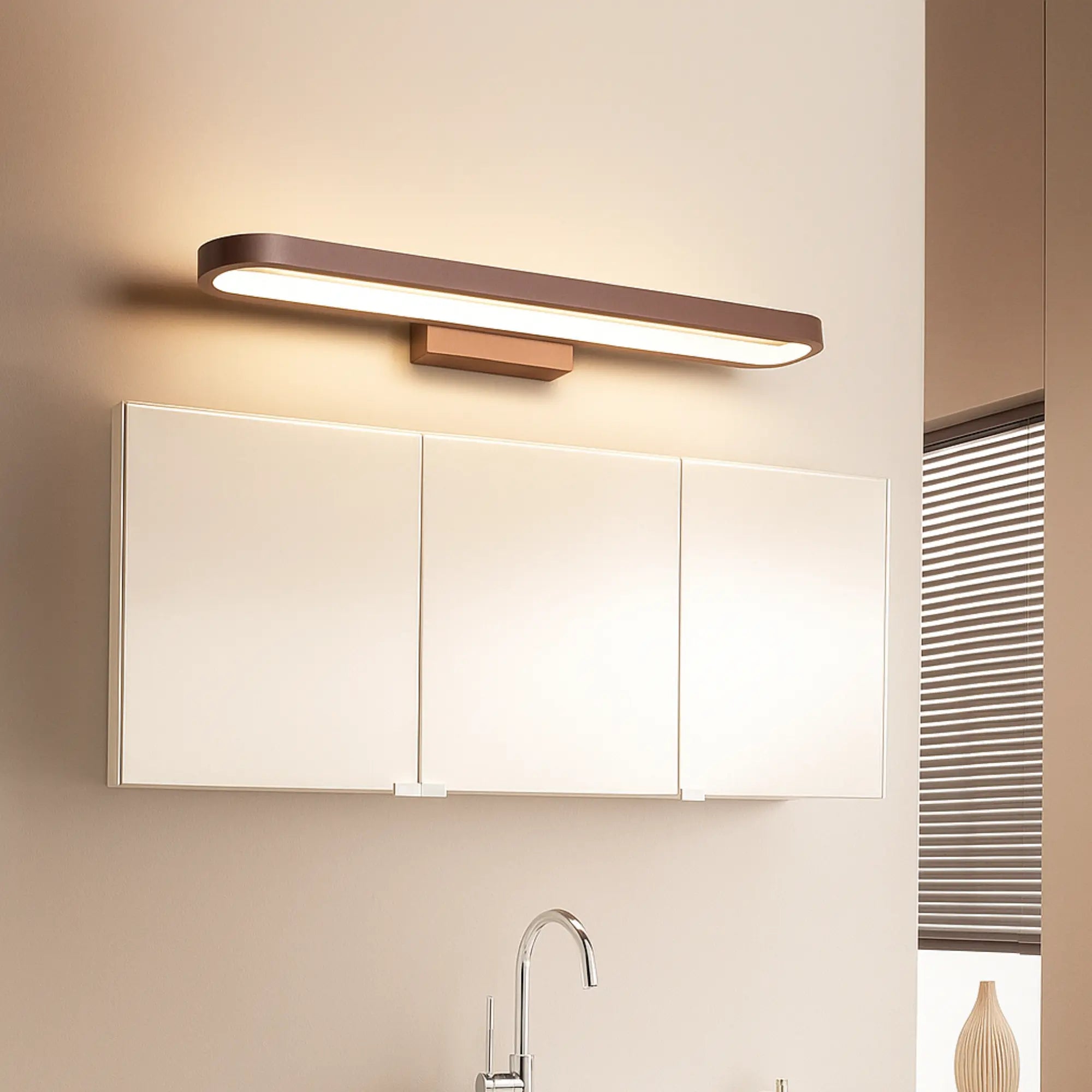 Applique murale bois design moderne, lumière LED intégrée, style épuré et contemporain.