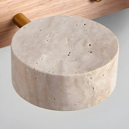Applique murale LED minimaliste en bois et travertin clair avec tige laiton, style japonais.