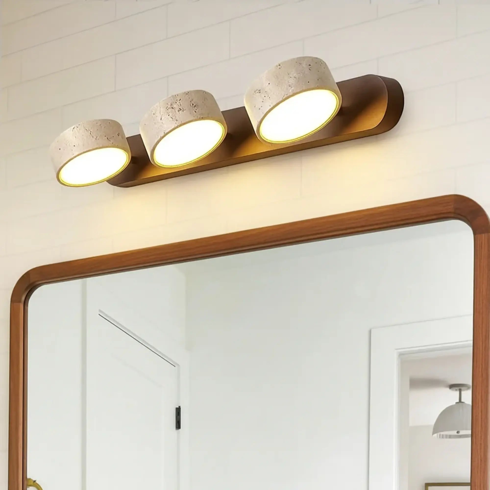 Applique murale japonaise en bois clair LED minimaliste, travertin, design raffiné et élégant.