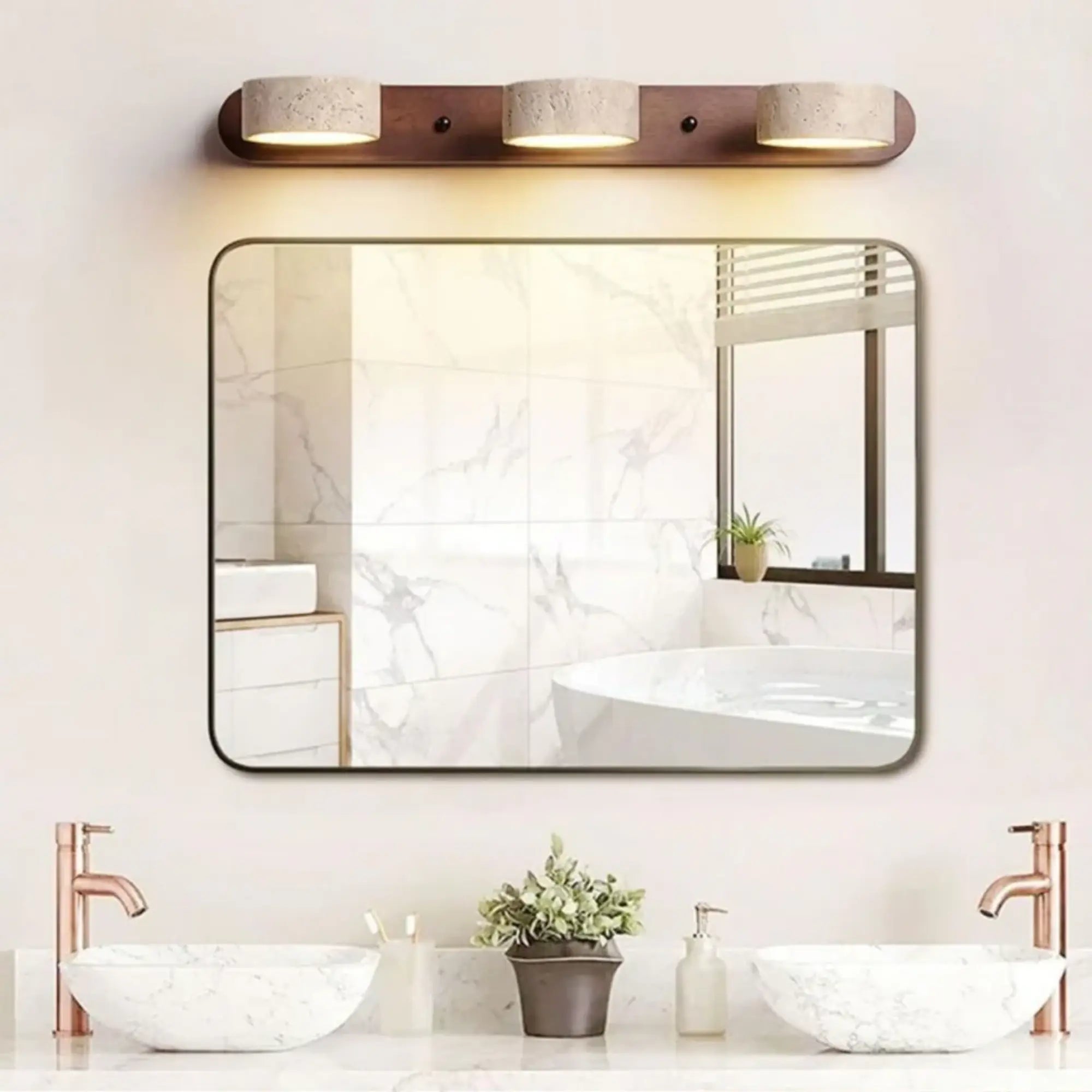 Applique murale bois japonais LED minimaliste en travertin clair, positionnée au-dessus du miroir.