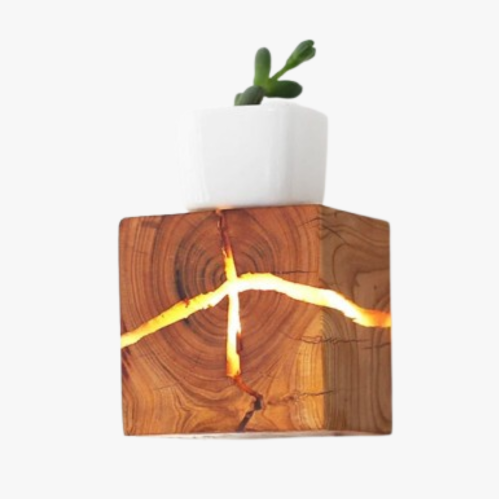 Applique murale en bois design cube avec détails lumineux LED, style moderne et épuré.
