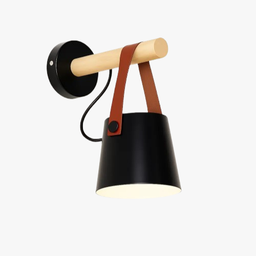 Applique murale style scandinave, abat-jour métal noir, bras bois et sangle cuir marron.