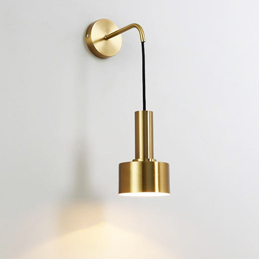 Applique murale dorée design industriel, abat-jour cylindrique suspendu, cordon noir.