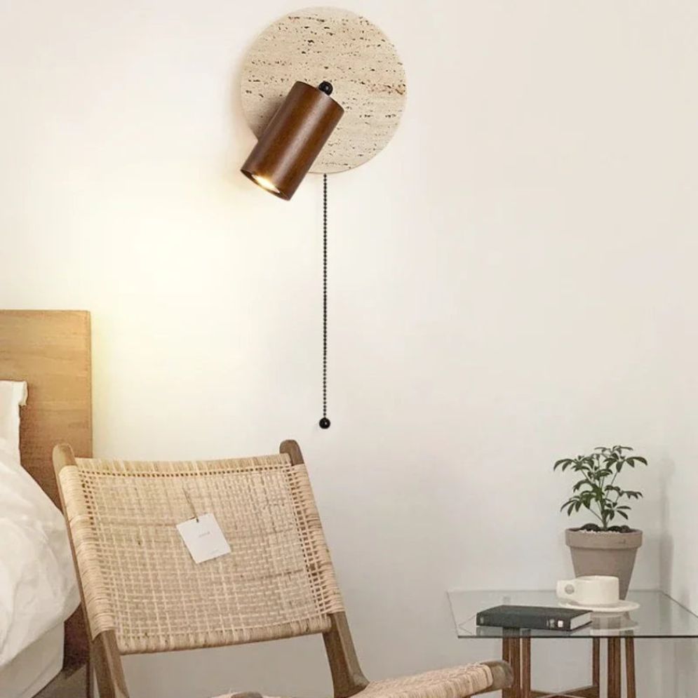 Applique murale bois LED en marbre arrondi avec plaque circulaire et chaînette.