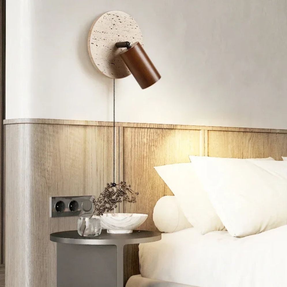 L'applique murale bois design LED en marbre arrondi style Shining illumine le mur.