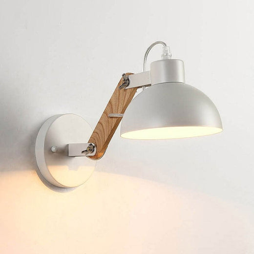 Applique murale blanche, bras bois métal ajustable, abat-jour dôme style industriel rétro.