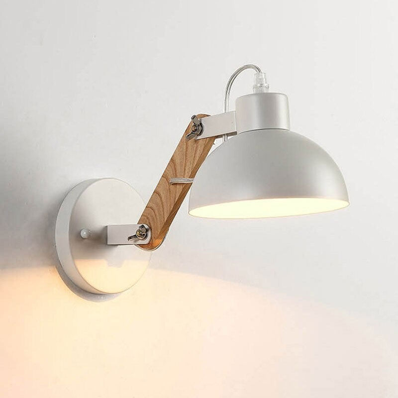 Applique murale blanche, bras bois métal ajustable, abat-jour dôme style industriel rétro.