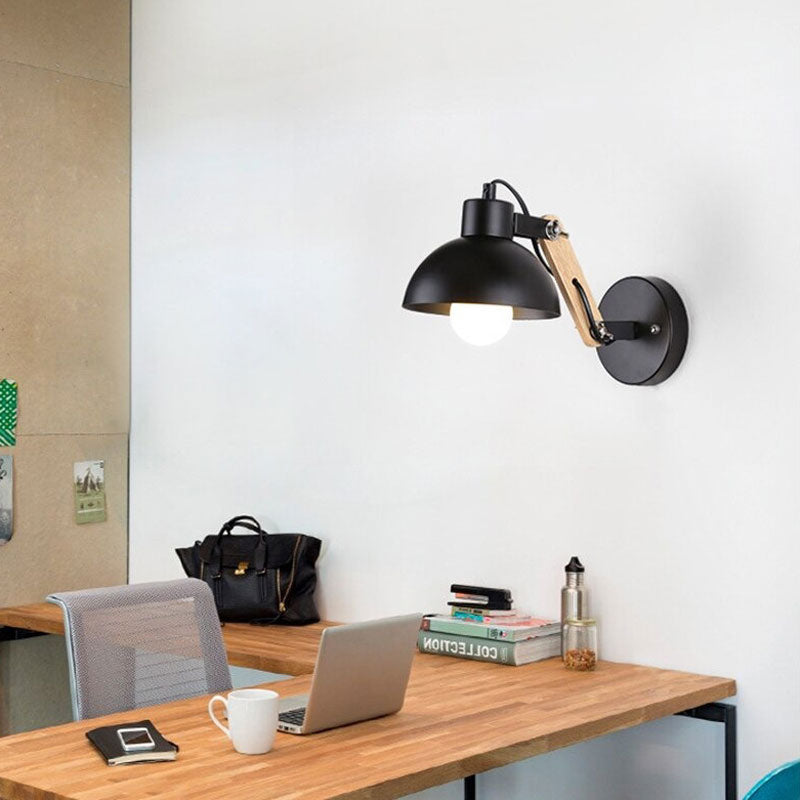 Applique murale industrielle rétro en bois et métal ajustable fixée sur un mur blanc.