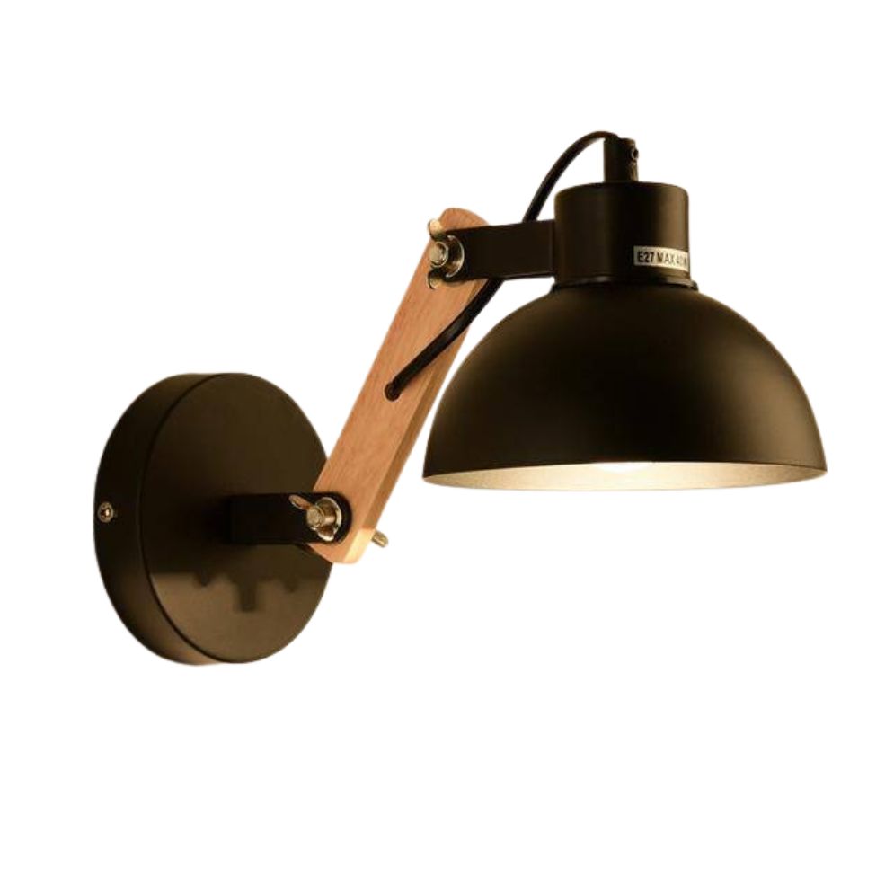 Applique murale bois avec bras articulé, base ronde noire et abat-jour noir orientable, allumée.