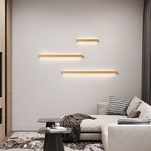 Trois appliques murales bois LED design moderne direct ajustable sur un mur blanc.