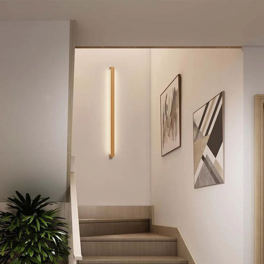 Applique murale bois LED moderne, éclairage direct ajustable projetant une lumière élégante.
