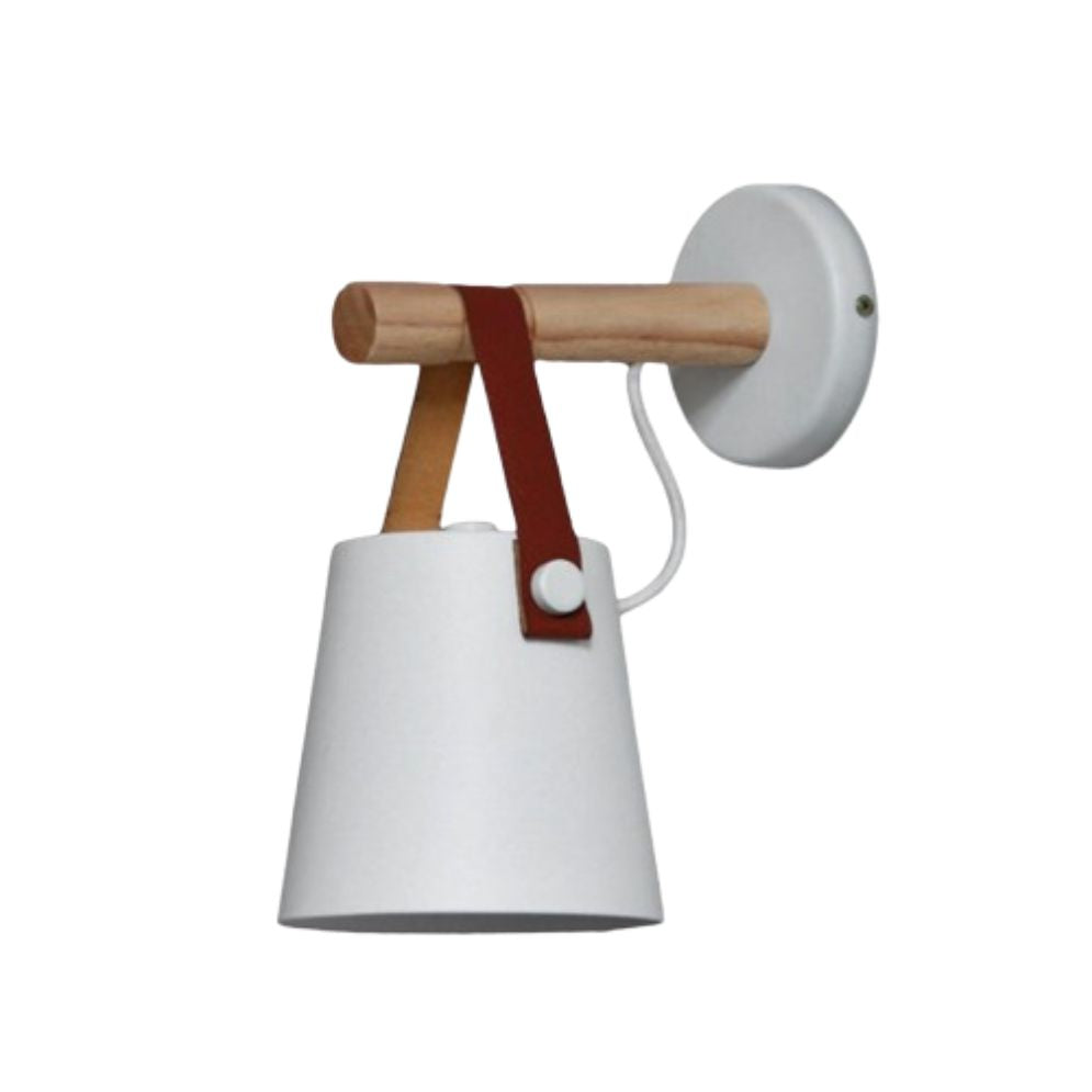 Applique murale bois et métal, base blanche, abat-jour cône et sangle cuir style nordique épuré.