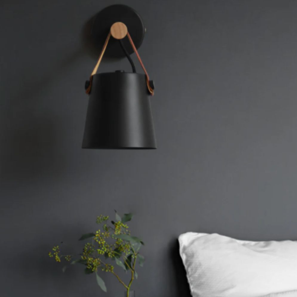 Applique murale bois et métal design nordique épuré, ajustable, avec accent en bois.